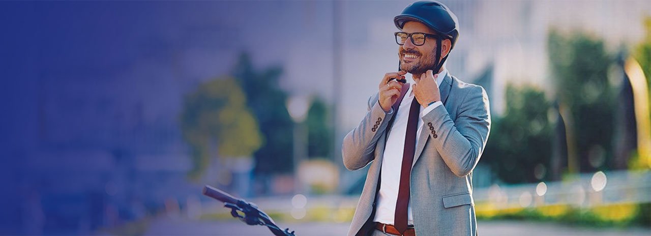 Ciclista in giacca e cravatta