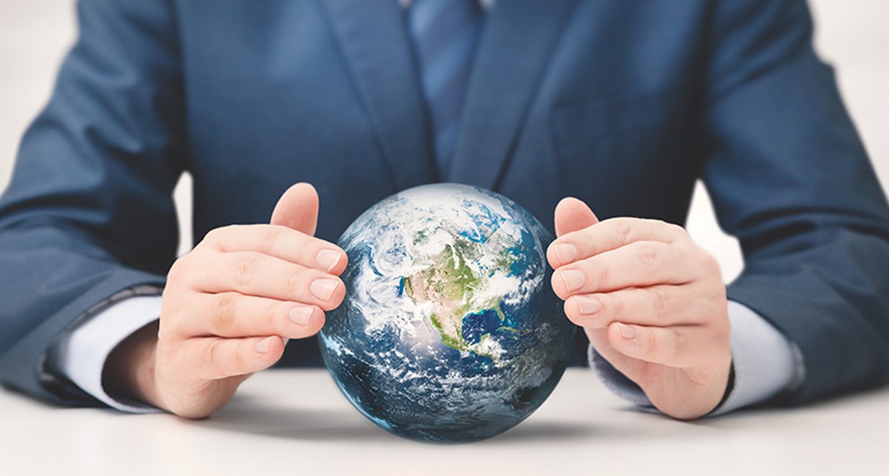 Uomo che ha tra le mani un globo terrestre