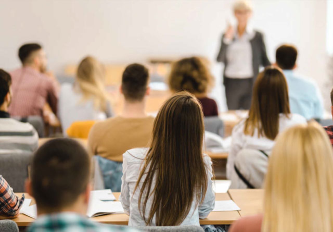Giovani assistono ad una lezione in classe