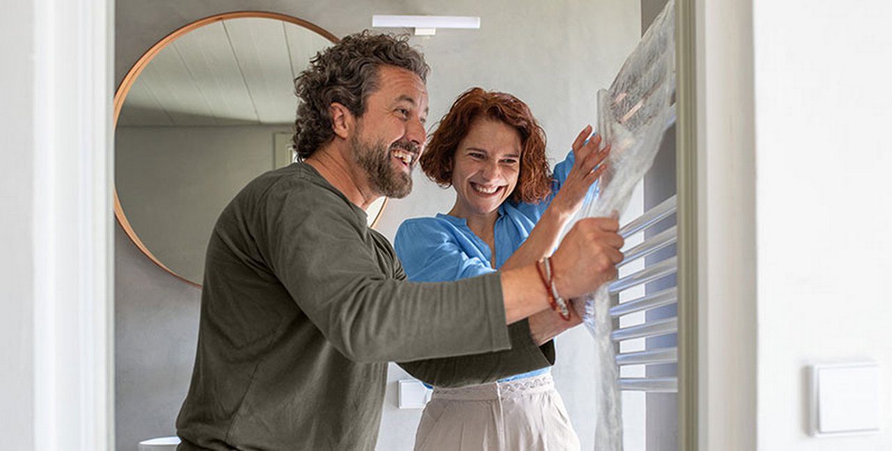 Marito e moglie nella loro casa in ristrutturazione