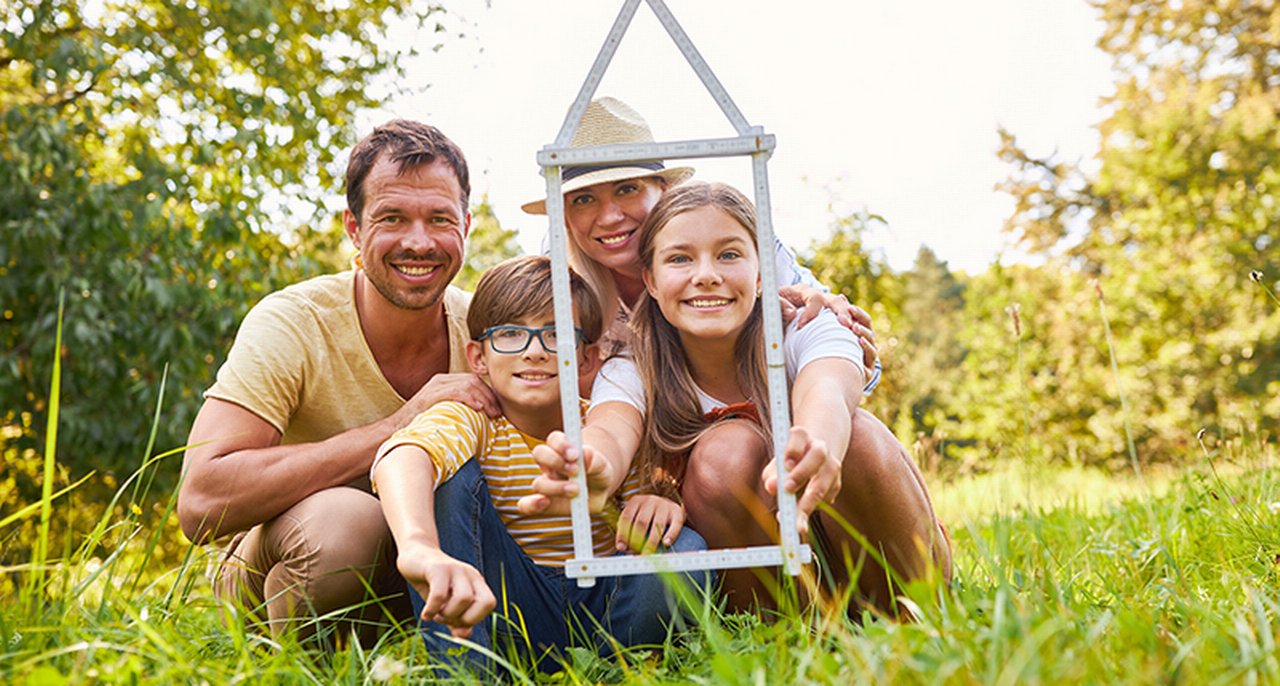 Famiglia con casetta di legno