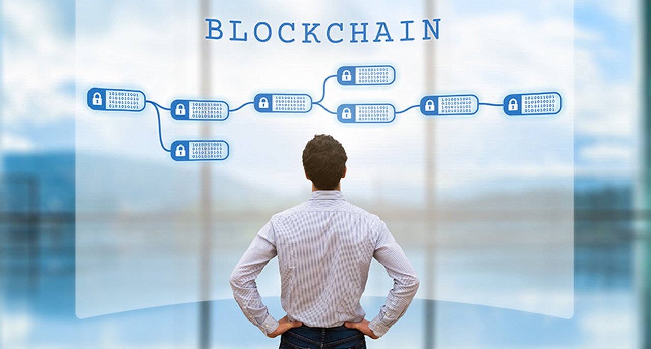 Manager che studia un grafico con la rappresentazione della blockchain