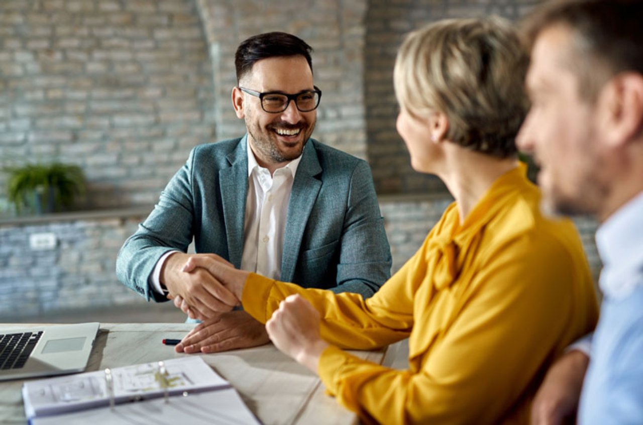 un consulente stringe la mano ai clienti