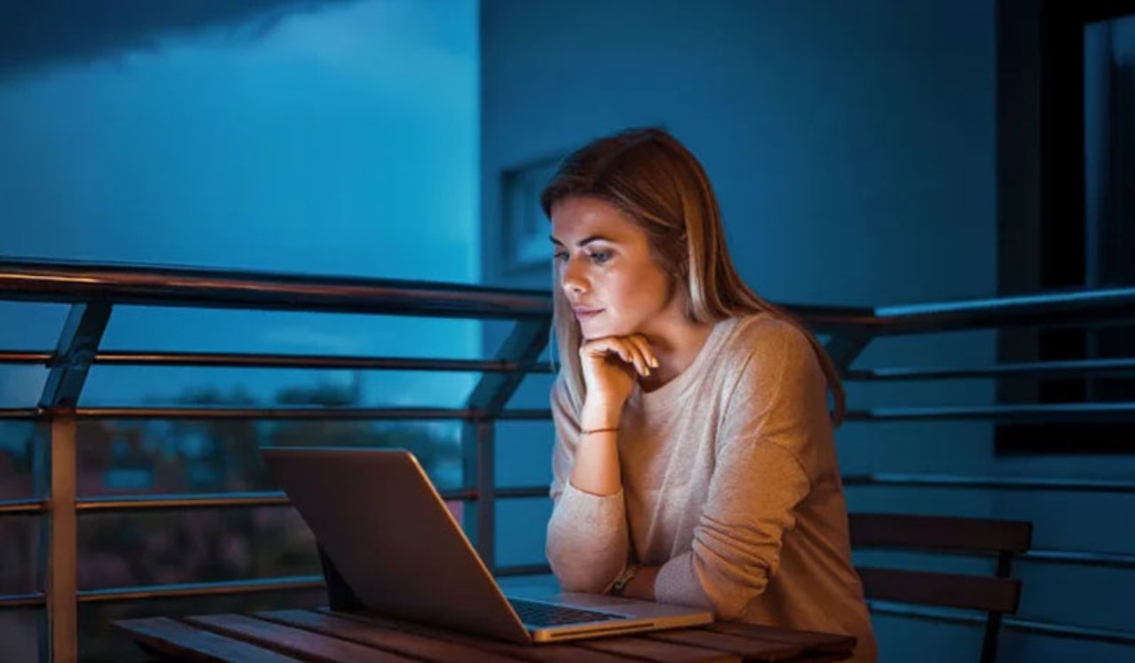 Una ragazza al laptop