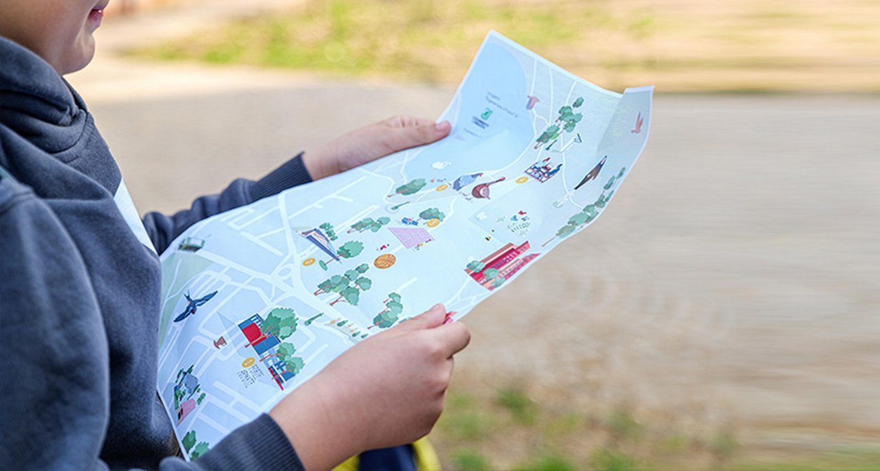 Un giovane studia una mappa di Milano