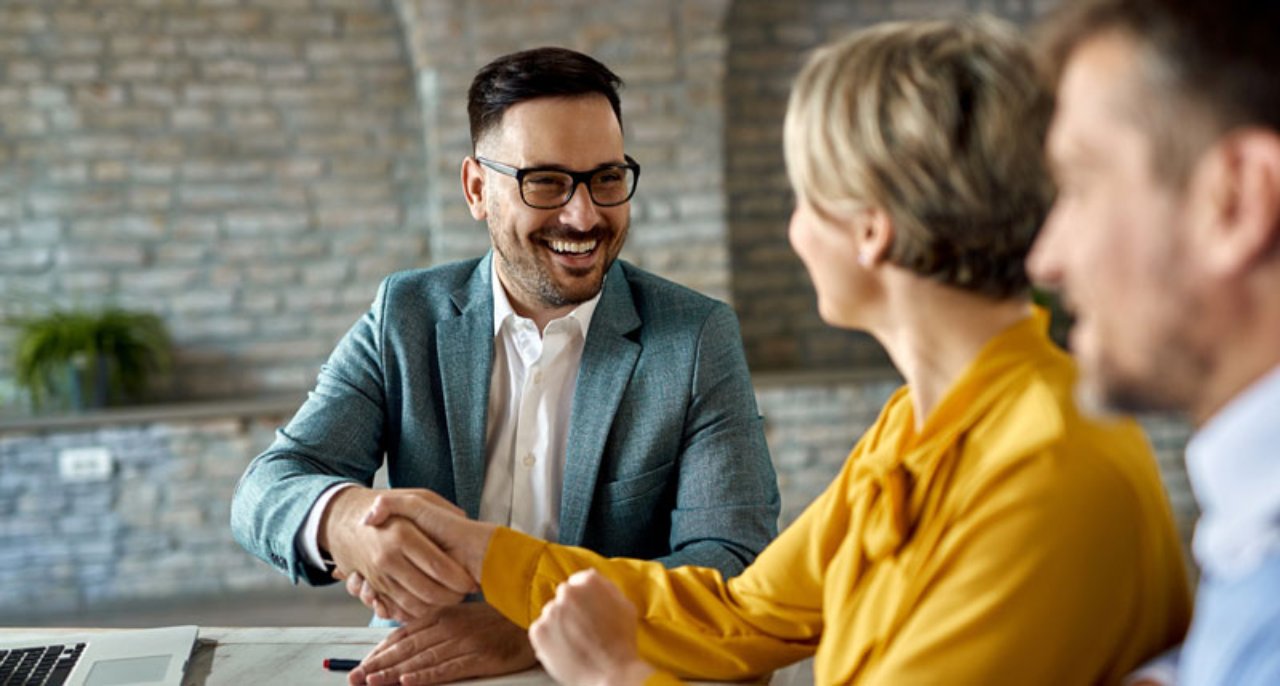 un consulente stringe la mano ai clienti