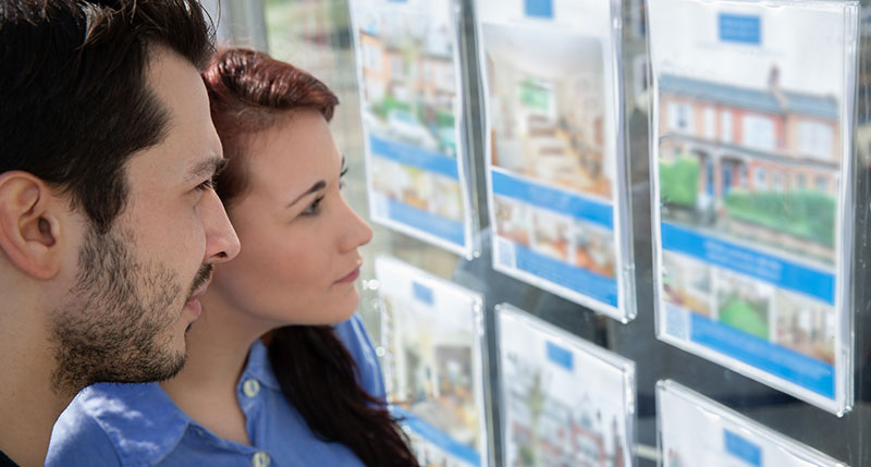 Una copia osserva annunci compravendite immobiliari